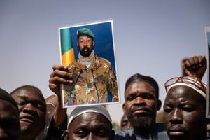 Des manifestants affichent leur soutient au colonel Aissimi Goïta, en janvier 2022. © OLYMPIA DE MAISMONT / AFP