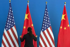 Drapeaux chinois et américains à l’occasion d’une réunion du dialogue stratégique et économique entre les États-Unis et la Chine à Pékin, le 10 juillet 2014. © NG HAN GUAN/AFP