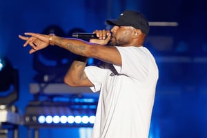 Le chanteur français Elie Yaffa aka Booba sur la scène des Francofolies de La Rochelle, le 15 juillet 2022. © ROMAIN PERROCHEAU/AFP