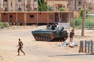 Des soldats de l’armée soudanaise dans une rue du sud de Khartoum, le 6 mai 2023, alors que des combats sont en cours contre les forces de soutien rapide (FSR) du général Mohamed Hamdan Dagalo, dit « Hemetti ». © AFP