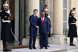 Le président français Emmanuel Macron salue le président des Comores Azali Assoumani à son arrivée pour une réunion au palais de l’Élysée à Paris, le 11 janvier 2023. © Emmanuel Dunand/AFP