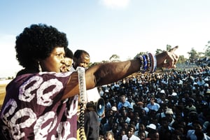 Winnie Madikizela-Mandela dans le township de Kagiso, le 13 avril 1986. © Gideon Mendel / AFP