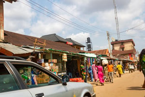 Une rue de Benin City, capitale de l’État d’Edo, dans le sud du Nigeria. © Joseph Egabor8/Photo12/Alamy