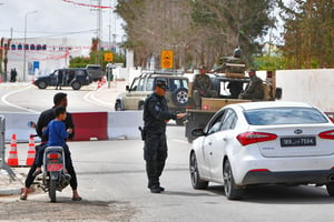 Les forces tunisiennes sécurisent une zone près de la synagogue de la Ghriba après la fusillade sur l’île de Djerba, le 10 mai 2023. © Fethi Belaid/AFP