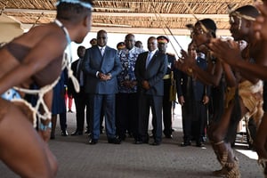 Felix Tshisekedi accueilli par le président du Botswana Mokgweetsi Masisi à l’aéroport international Sir Seretse Khama à Gaborone, le 9 mai 2023. © Monirul Bhuiyan / AFP