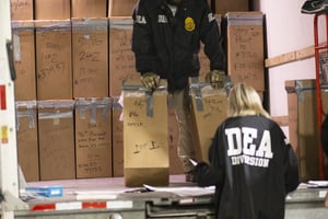 Des membres de la Drug Enforcement Administration (DEA) à White Plains, New York, le 24 avril 2021. © KENA BETANCUR/AFP