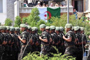 Des soldats algériens défilent dans une rue d’Alger, le 5 juillet 2022, à l’occasion du 60e anniversaire de l’indépendance du pays. © Ryad Kramdi/AFP