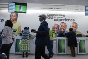 Plus de 51 millions de personnes dans sept pays africains utilisent le service de mobile money, M-Pesa, de Safaricom. © SIMON MAINA / AFP.