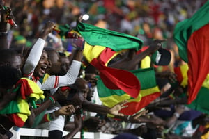 Les supporters sénégalais lors de la finale de la Coupe d’Afrique des nations (CAN) 2021 entre le Sénégal et l’Égypte au Stade d’Olembé à Yaoundé, le 6 février 2022. © Daniel Beloumou Olomo/AFP