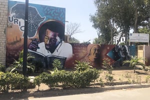 Fresque hommage à Omar Blondin Diop sur le campus de l’Ucad, à Dakar. © Jules Cretois