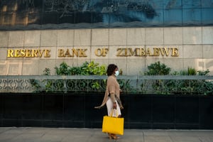 La Banque de réserve du Zimbabwe à Harare, le 25 juillet 2022. © Jekesai NJIKIZANA / AFP