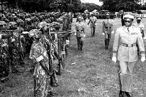 Le lieutenant-général Joseph-Désiré Mobutu lors de la journée de l’Armée nationale congolaise (ANC) au camp Lieutenant-colonel Kokolo à Kinshasa, le 17 novembre 1966. © CongoPress