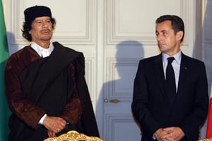 Mouammar Kadhafi (à g.) et Nicolas Sarkozy, en décembre 2007. © Photo by Patrick KOVARIK / POOL / AFP.