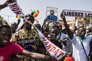 Des manifestants brandissent le portrait d’Ousmane Sonko lors de la manifestation organisée par le mouvement F24 contre un 3e mandat de Macky sall, le 12 mai 2023 à Dakar. © JOHN WESSELS / AFP