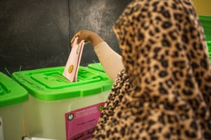 Dans un bureau de vote à Nouakchott le 13 mai 2023. © MED LEMINE RAJEL / AFP