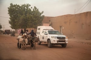 Un blindé de la Minusma en patrouille à Tombouctou, le 9 décembre 2021. © FLORENT VERGNES/AFP