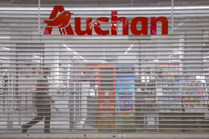 Un supermarché Auchan dans un centre commercial du quartier de La Défense à Paris, le 19 avril 2023. © Thomas SAMSON/AFP