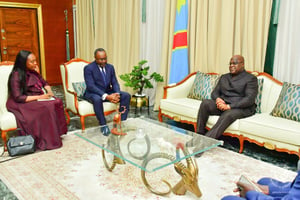 Félix Tshisekedi s’est entretenu avec  Albert Zeufack (g.), directeur pays à la Banque mondiale pour la RDC, à la cité de l’UA le 17 mars 2023. © Présidence RDC