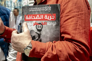 Lors d’une manifestation du SNJT, le syndicat des journalistes tunisiens, le 3 mai 2023, à Tunis, à l’occasion de la Journée mondiale de la liberté de la presse. © Yassine Gaidi / ANADOLU AGENCY / Anadolu Agency via AFP.