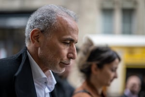 Tariq Ramadan arrivant au tribunal de Genève, le deuxième jour de son procès pour « viol » et « contrainte sexuelle », le 16 mai 2023. © Fabrice COFFRINI/AFP