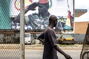 Une affiche représentant le colonel Mamadi Doumbouya, à Conakry, le 11 septembre 2021. © JOHN WESSELS / AFP