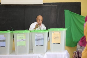 Le président mauritanien Mohamed Ould Cheikh El Ghazouani vote aux élections législatives, régionales et municipales, le 13 mai 2023 à Nouakchott. © Ahmed Cheyakh Aly / Anadolu Agency via AFP