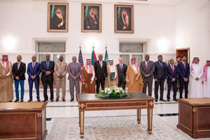 Le ministre saoudien des Affaires étrangères, Faisal bin Farhan, entouré de représentants de l’armée soudanaise, dirigée par le général Abdel Fattah al-Burhane, et des paramilitaires des Forces de soutien rapide (FSR) du général Mohamed Hamdane Daglo, dit Hemetti, à Djeddah, le 21 mai 2023. © AFP PHOTO / HO / SPA