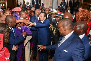 Le président Paul Biya, suivi du directeur du cabinet civil, Samuel Mvondo Ayolo, lors de la réception organisée à la fin de la journée du 20 mai 2023 au palais présidentiel, à Yaoundé. © Cabinet civil PRC