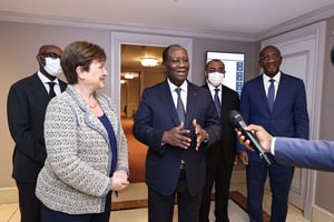 Kristalina Georgieva, directrice du FMI (à g.), et Alassane Ouattara, président de la Côte d’Ivoire (au c.), le 17 février 2022, à Washington, au siège du Fonds. © Twitter / Alassane Ouattara.
