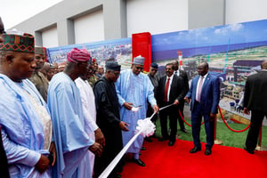 Le président du Nigeria Muhammadu Buhari lors de l’inauguration de la raffinerie Dangote Petroleum à Ibeju-Lekki, le 22 mai 2023. © REUTERS/Temilade Adelaja