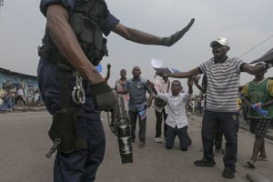 Des opposants s’adressent à un membre des forces de l’ordre lors de la manifestation du 20 mai à Kinshasa, violement dispersée. Opposition activists plead with a Congolese policeman during a demonstration in Kinshasa on May 20, 2023. Opposition activists who began to gather on Saturday in a popular district of Kinshasa for an authorized march were violently dispersed by the police who accused them of not having respected the itinerary established by the Congolese authorities
© Junior KANNAH/AFP