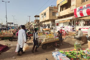 Des tirs d’artillerie résonnent encore dans la capitale du Soudan mais les combats se sont, d’après les habitants, calmés depuis le cessez-le-feu, ce qui a suscité de faibles espoirs dans cette ville en proie à l’agitation. © AFP