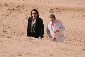 Omar (Reda Kateb) et Robert (Benoît Magimel), deux hommes en cavale, exilés en Algérie. © Iconoclast – Chi-Fou-Mi Productions – StudioCanal – France 2 Cinema