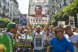 Manifestation pour la libération de Karim Tabbou, alors en prison, le 27 septembre 2019, à Alger. © RYAD KRAMDI/AFP