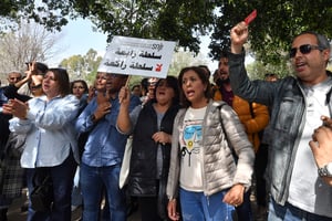 Des journalistes manifestent en solidarité avec Haythem Mekki et Elyes Gharbi de Mosaïque FM devant les bureaux de la Brigade criminelle el-Gorjani à Tunis, le 22 mai 2023. © FETHI BELAID / AFP