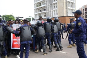 À Kinshasa, le 25 mai, l’opposition a été empêchée de manifester devant le siège de la Ceni par les forces de l’ordre. © Justin Makangara / ANADOLU AGENCY / Anadolu Agency via AFP.