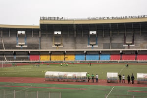 Le stade des Martyrs, à Kinshasa, doit notamment accueillir la finale de la compétition de football. Ici en 2021. © Arsene Mpiana/AFP