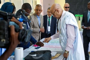 Le président Mohamed Ould Cheikh El Ghazouani s’acquittant de son devoir électoral, à Nouakchott, le 13 mai 2023. © AMI