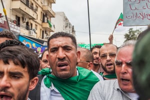 Karim Tabbou lors d’une marche à Béjaïa, le 24 mai 2019. © Samir Maouche / Hans Lucas via AFP