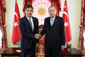 Le président turc Recep Tayyip Erdogan et l’ultranationaliste Sinan Ogan, à Dolmabahce à Istanbul, le 19 mai 2023. © Press Office of the Presidency of Turkey/AFP