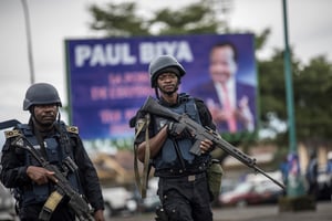 La gendarmerie patrouille à Buea, dans la province du Sud-Ouest à majorité anglophone du Cameroun, le 3 octobre 2018, en amont de l’élection présidentielle qui a vu Paul Biya être réélu. © AFP