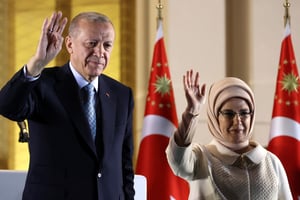 Le président turc tout juste réélu, Recep Tayyip Erdogan, et son épouse, Ermine Erdogan, saluent la foule venue célébrer sa victoire devant le palais présidentiel, à Ankara, tôt le 29 mai 2023. © Adem ALTAN / AFP
