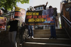 Lors d’une manifestation contre le projet de loi « anti-homosexualité », à Washington, aux États-Unis, le 23 avril 2023. © Anna Moneymaker / GETTY IMAGES NORTH AMERICA / Getty Images via AFP.