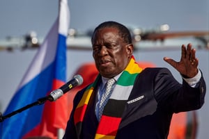Le président zimbabwéen Emmerson Mnangagwa à Harare, le 18 mai 2023. © Photo by Jekesai NJIKIZANA / AFP