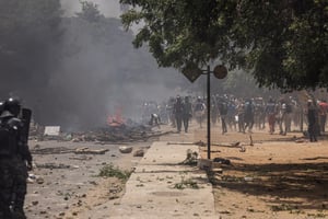 Des manifestants pro-Sonko lancent des pierres dans une rue de Dakar, le 1er juin 2023. © JOHN WESSELS / AFP.