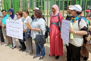 Des personnes manifestent devant le tribunal d’Agadir le 31 mai 2023 lors du procès en appel de six hommes condamnés pour le viol d’une victime âgée de 15 ans. © AFP