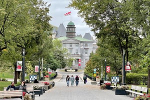Des étudiants sur le campus de la prestigieuse Université McGill, à Montréal, au Québec. © Daniel SLIM / AFP