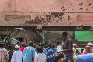 Un bâtiment médical criblé d’impacts de balles au Souk Sitta dans le sud de Khartoum, le 1er juin 2023. © AFP