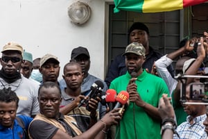 L’opposant sénégalais Ousmane Sonko (à d.) lors d’un meeting à Ziguinchor, son fief, le 24 mai 2023. © MUHAMADOU BITTAYE / AFP.