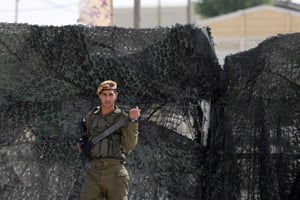 Un soldat israélien garde la base militaire du mont Harif, près de la frontière avec l’Égypte, le 3 juin 2023. © Menahem KAHANA / AFP.